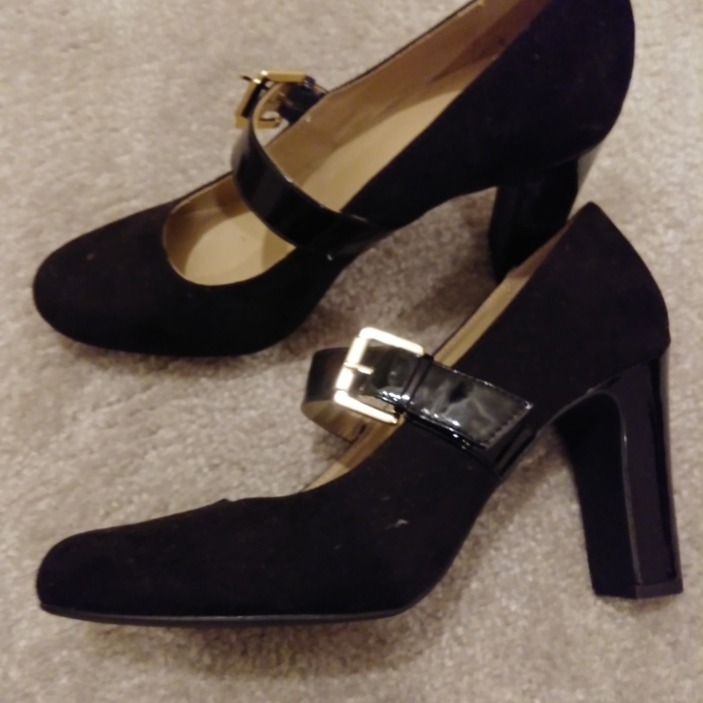 Black Pumps